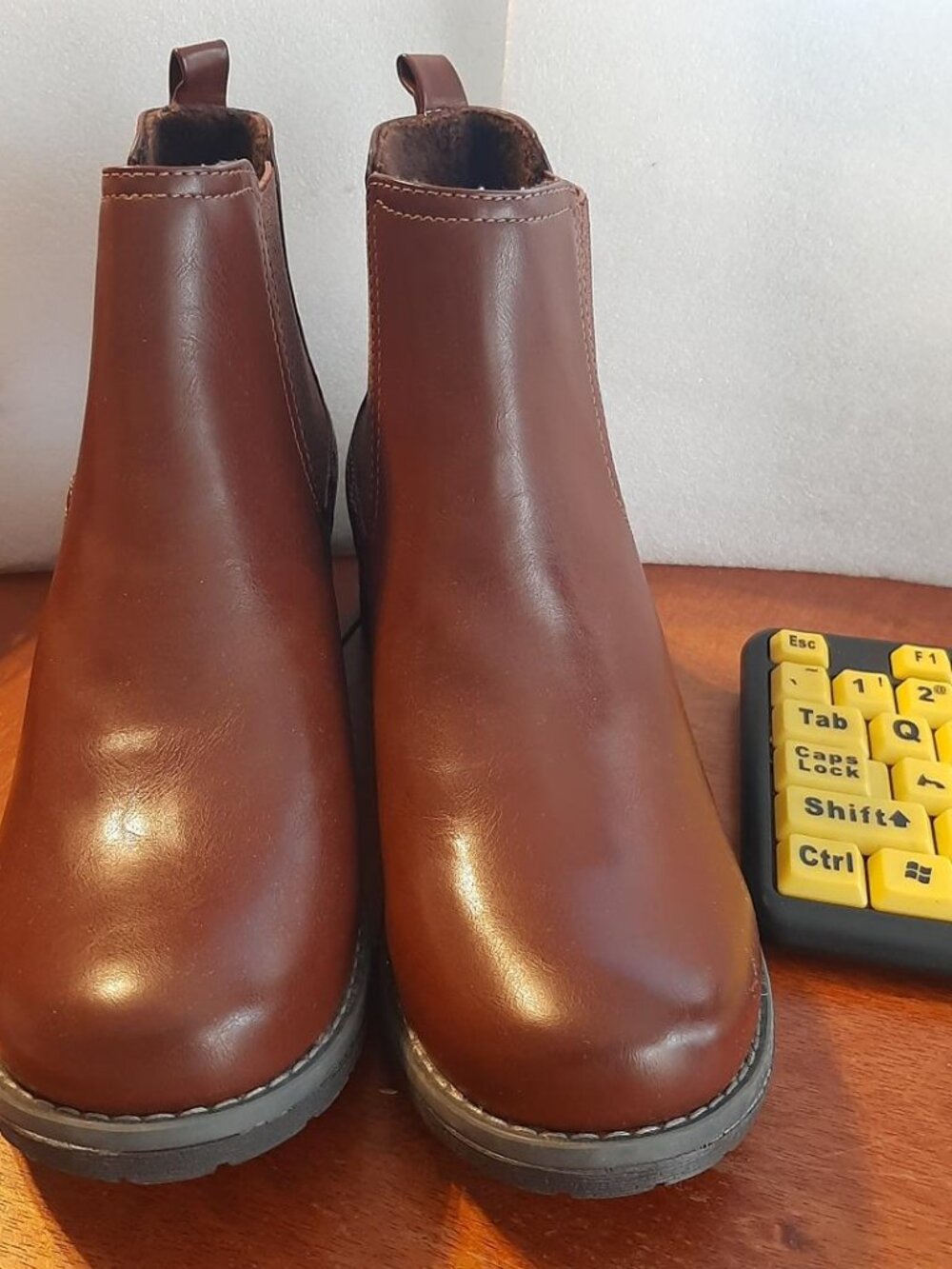 NEW ! Eastland Jasmine Chelsea Low Heel Boot Handcrafted Brown Size 9